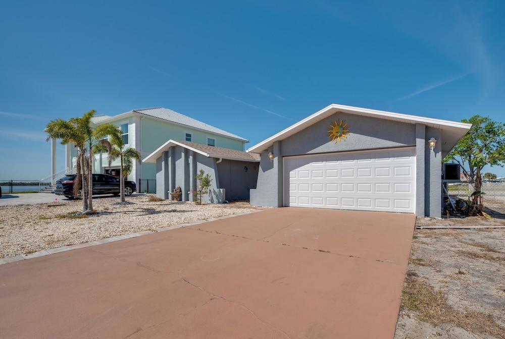 Canal & Gulf Views: Spacious Hudson Home