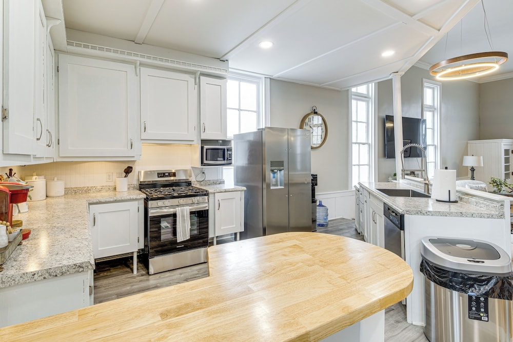 4 Mi to Lake: Unique Family Retreat in Akron Area