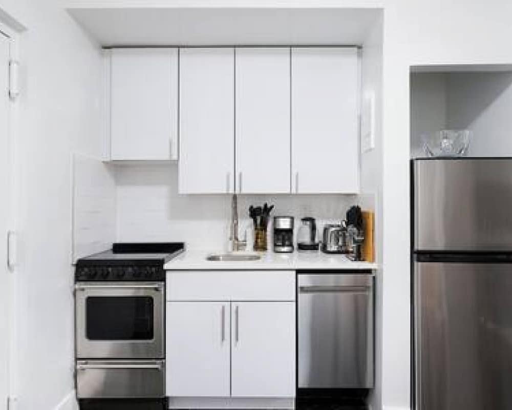 444-3 1BR Hell s Kitchen- Newly Furnished -elevator