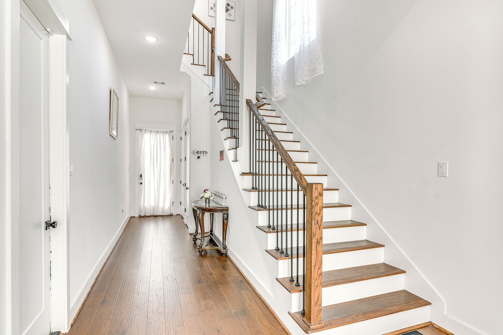 7 Mi to The Galleria: Modern Home w/ Fenced Yard
