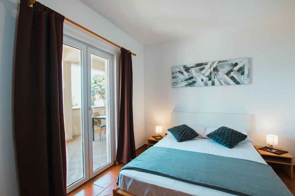 Bela2 - Great Location - A1 B1 view 4