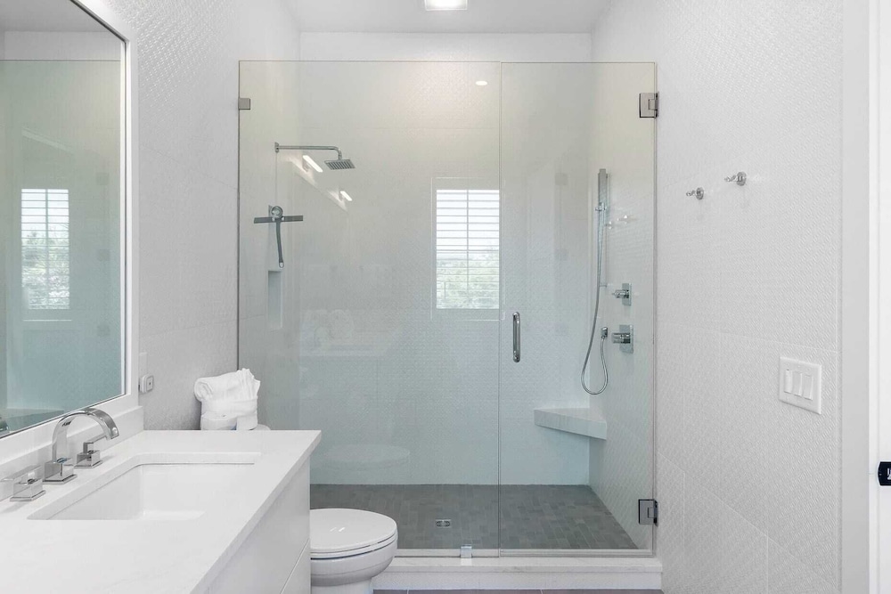 712 Ocean Blvd by Avantstay New Construction w/ Pool, Game Zone, Private Beach Access, and Oceanfront Views