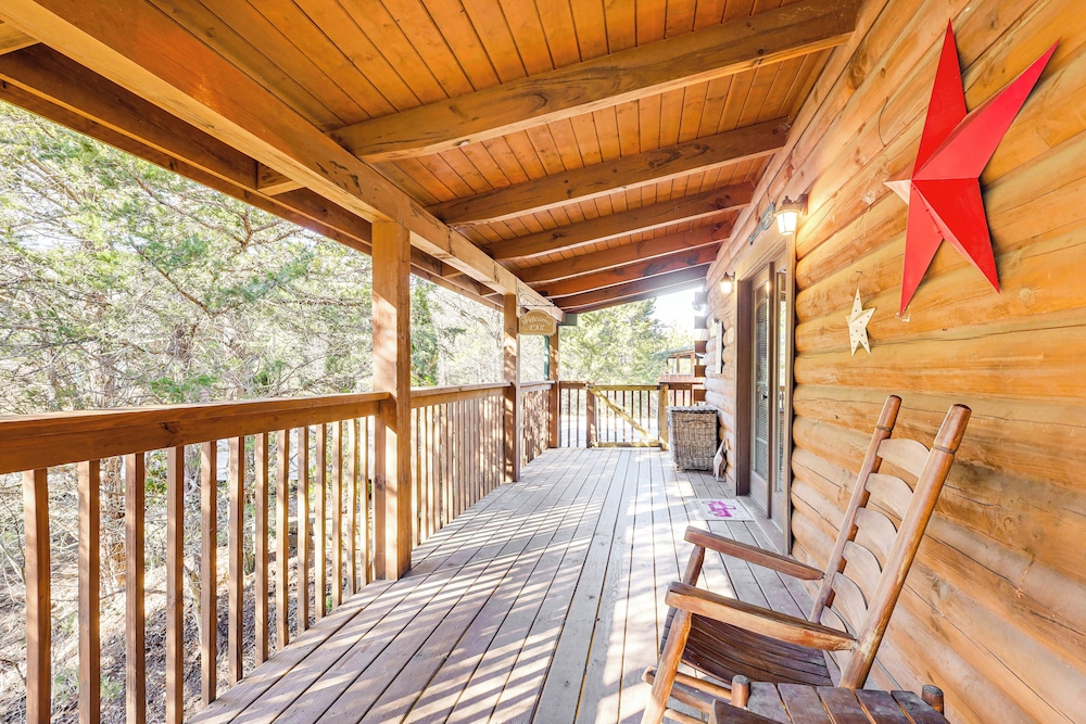 Cabin w/ Deck, Hot Tub & Douglas Lake Resort Perks