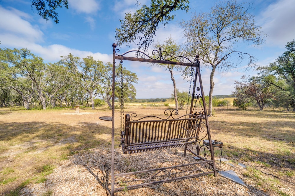 11 Mi to LBJ State Park - Couples Cabin Retreat!