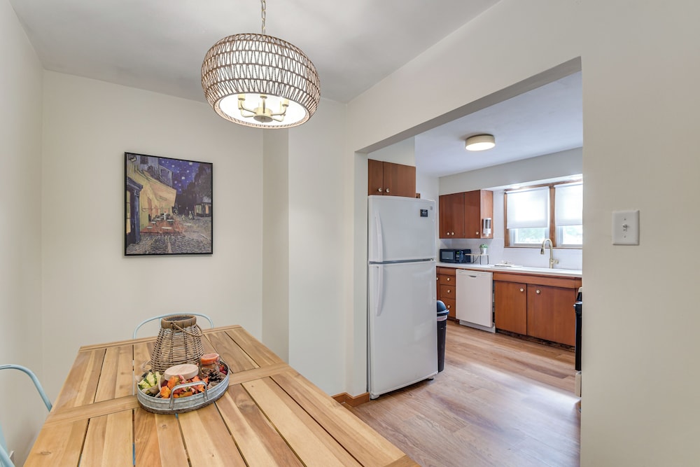 1 Mi to Dtwn Burlington: Modern Home w/ Yard!