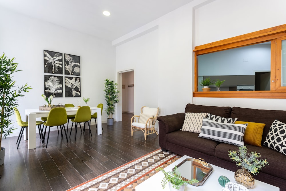 3 Bd Apartment With Balconies Next to Larios Street. Larios