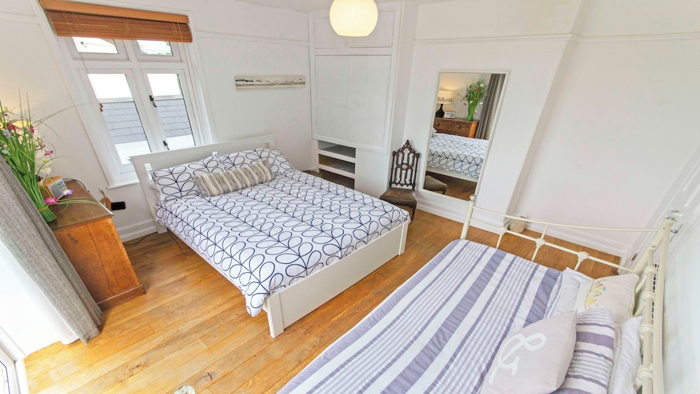 Bag-end House 7 Bedrooms, Sleeps 14, Hot Tub view 2