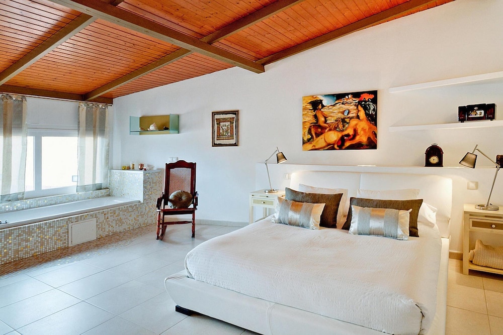 Villa With Pool and Extravagant Architecture