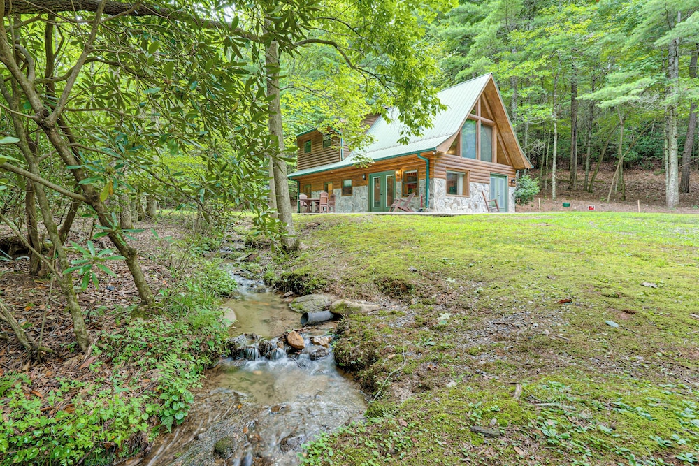 Hike, Fish & More: Cozy Cabin w/ Patio in Murphy!