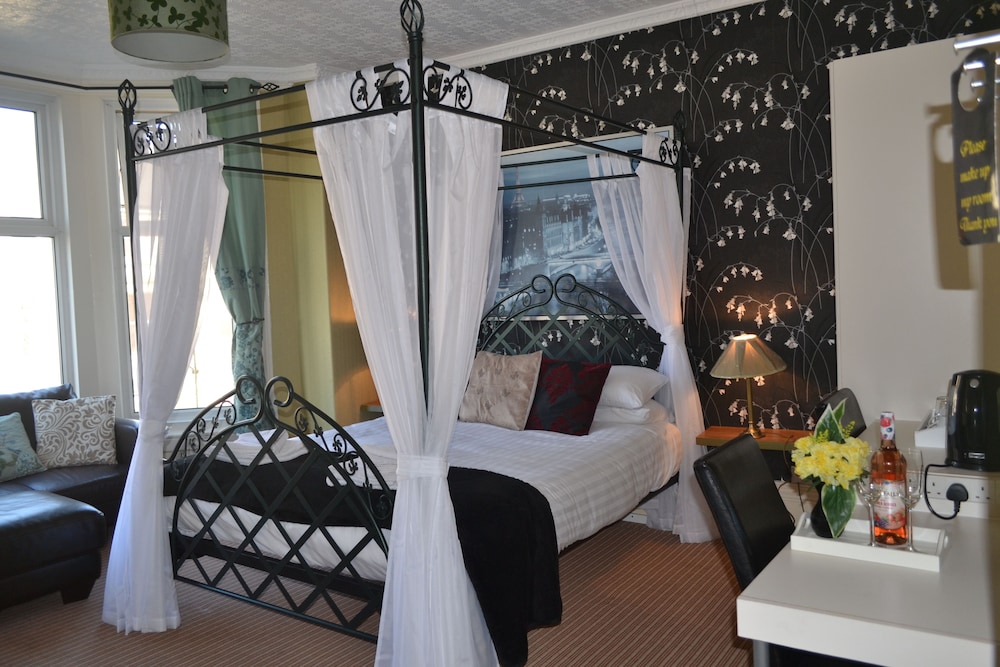 Holmlea Guest House view 3
