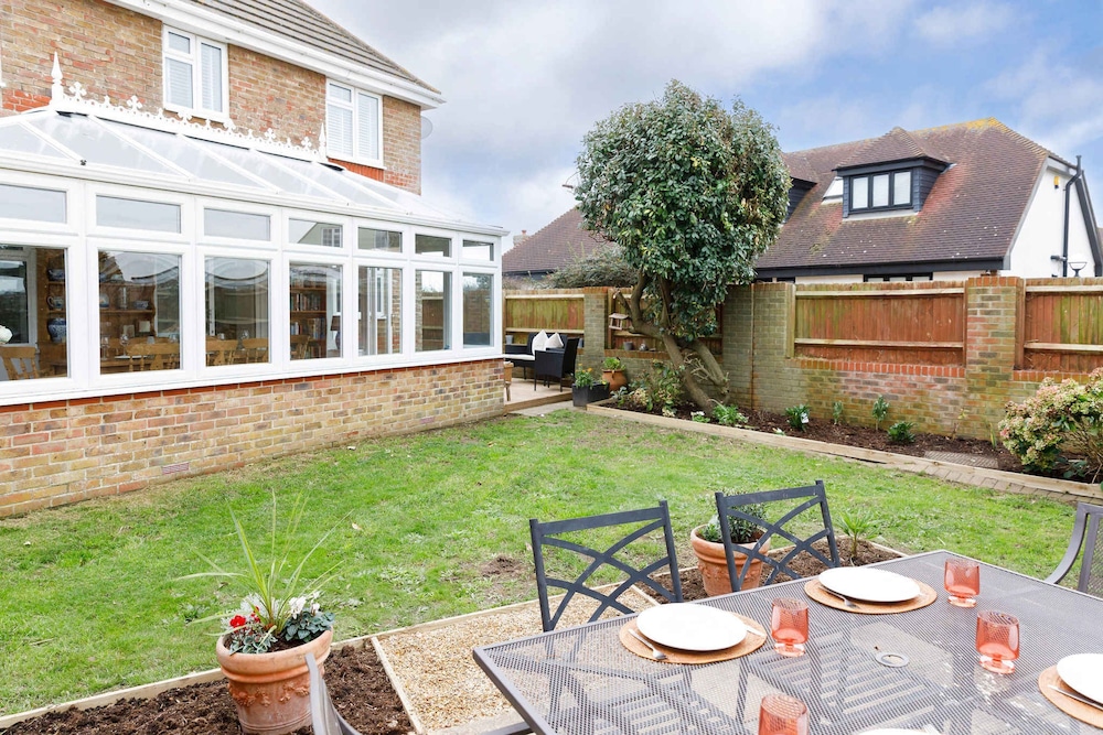 Spacious 4-bed Seaside Retreat in Selsey