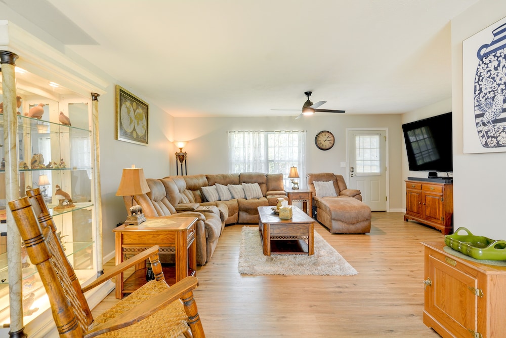 Cozy Stafford Home w/ Outdoor Pool: Pets Welcome! view 2
