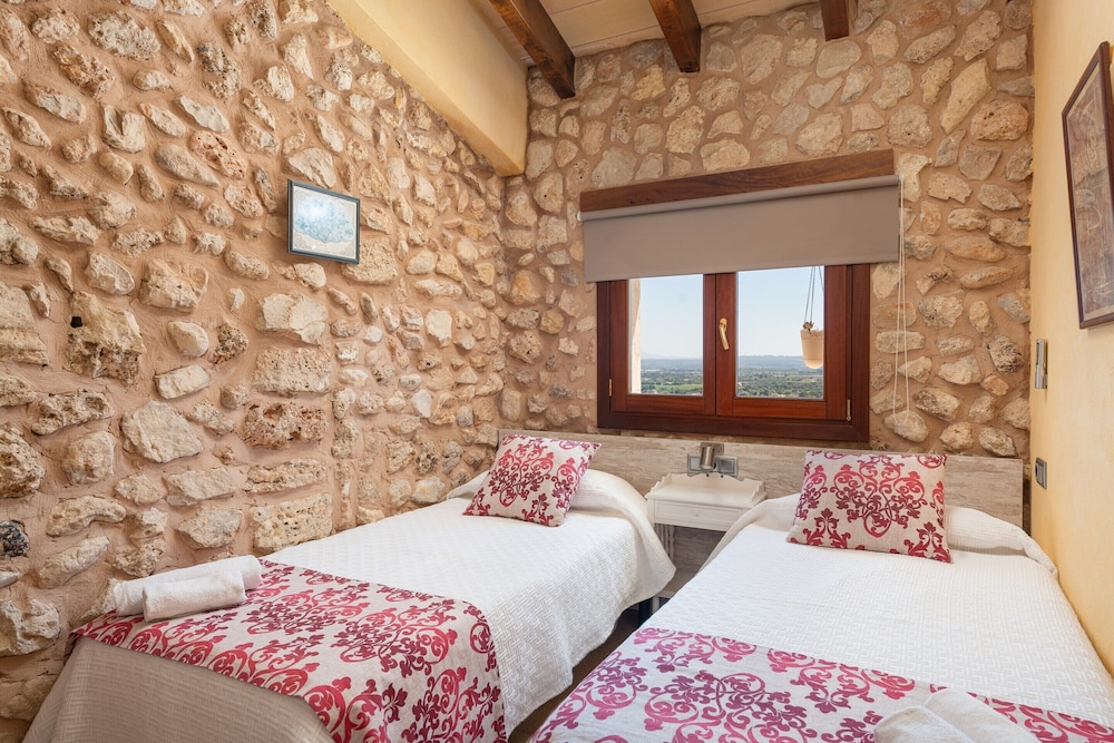 Villa in Buger With Pool & Mountain Views