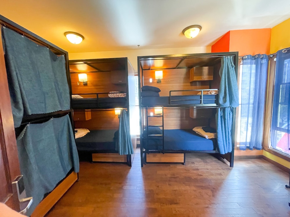 International Travelers House Hostel \- Downtown San Diego Little Italy.