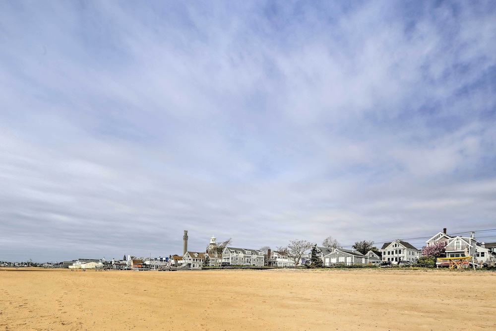 Walk to Beach: Gem w/ Patio & BBQ in Provincetown