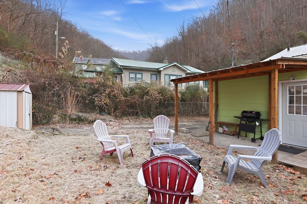 Cozy Matewan Trail Stay 3 Bedroom Home