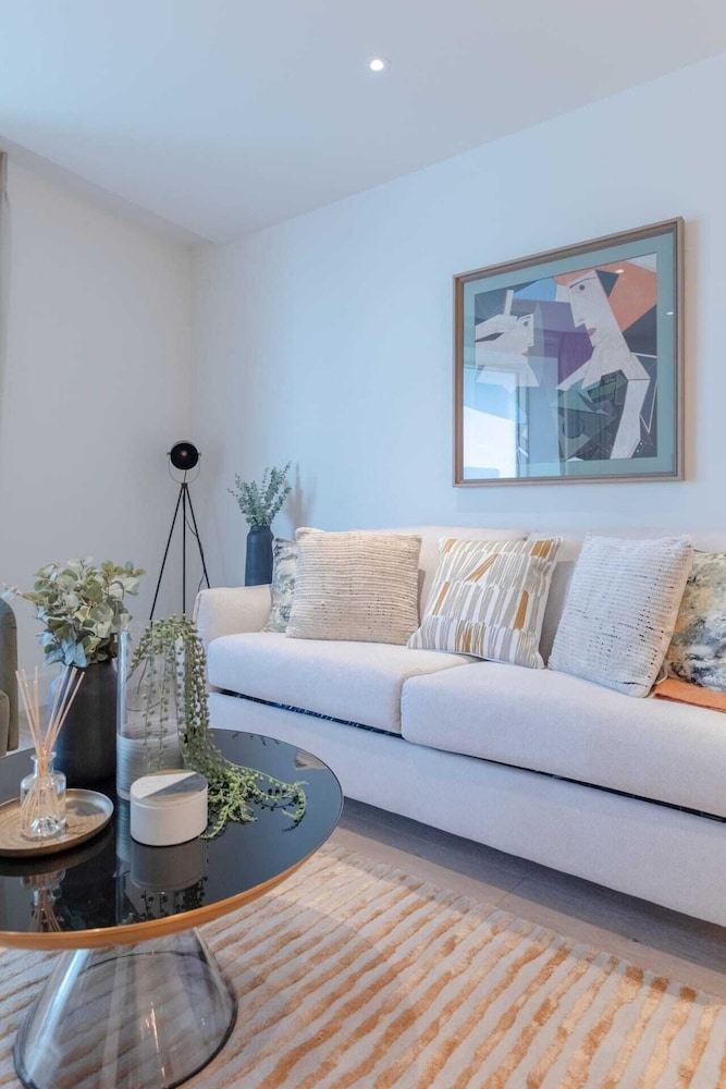 Charming 2BD Contemporary Flat - White City!