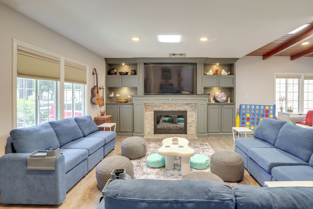 2 Mi to Cal State Long Beach: Bungalow w/ Hot Tub!
