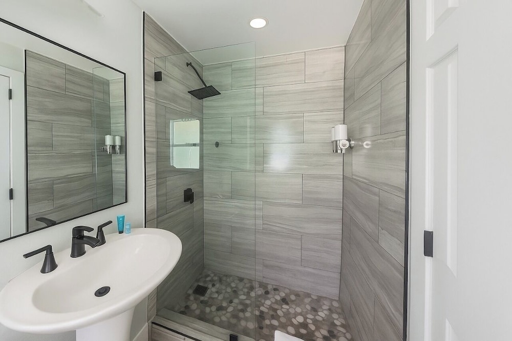 Beachside 1BR Apt - Walk to Hollywood Dania Beach