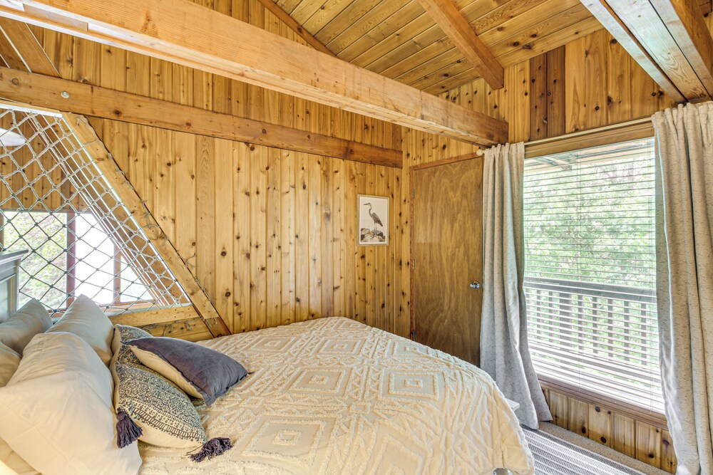 Canal Across Street: Family Cabin in Breezy Point!
