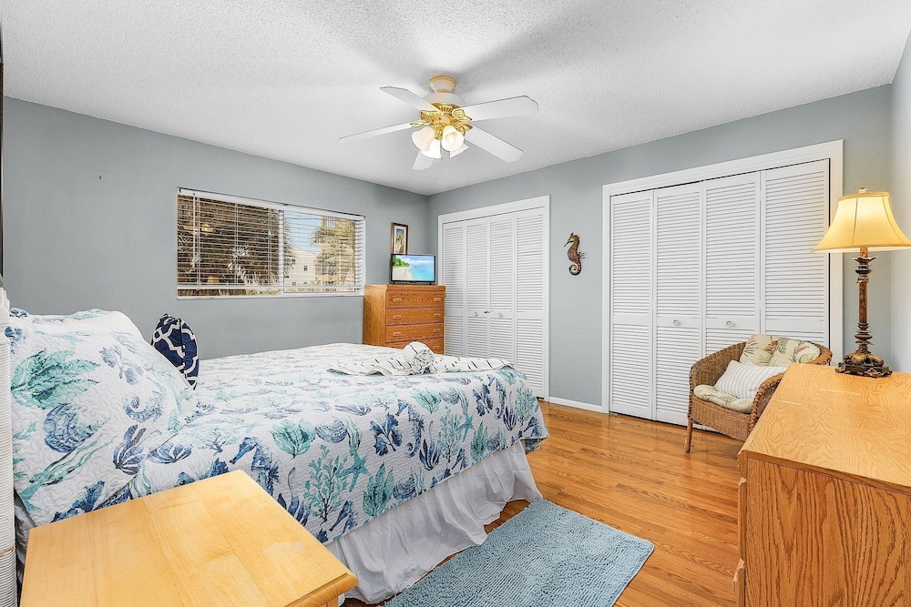 50 Seaside Stay: 4bd/3ba Duplex W/ Pool! 4 Bedroom Home