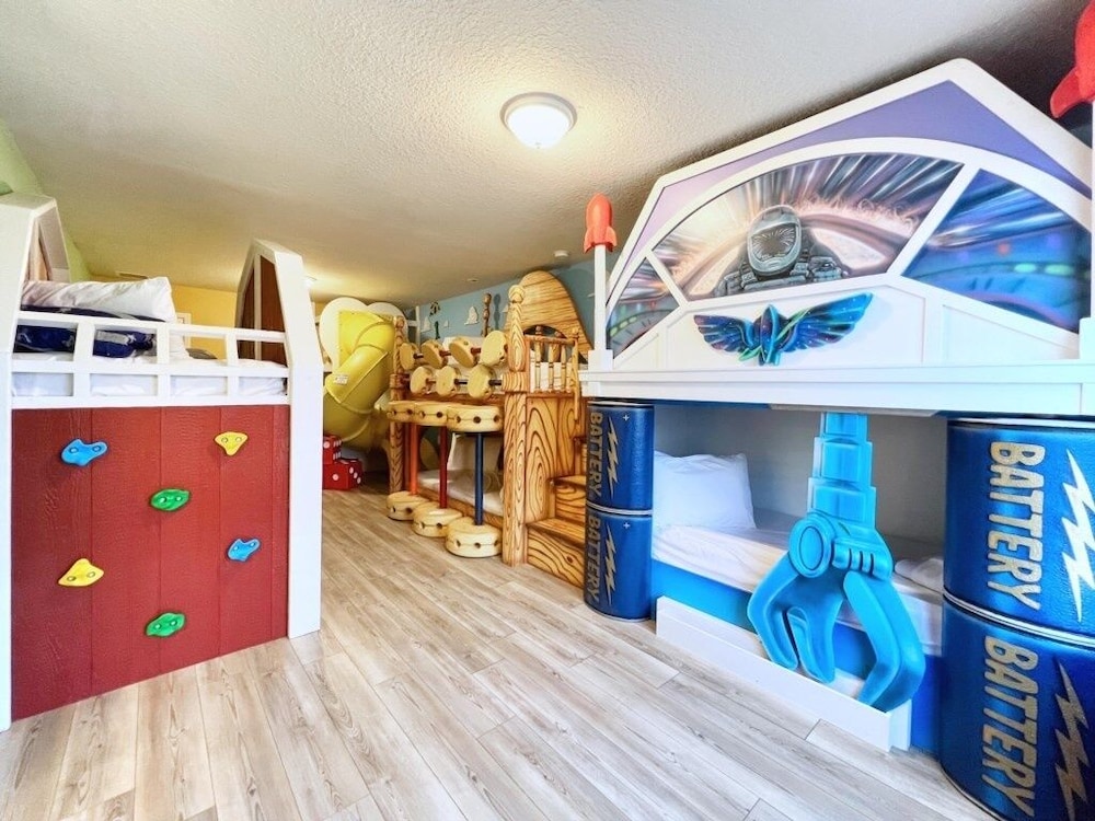 Stunning Themed 7 Bed Pool Home With Theater-3229l 7 Bedroom Home