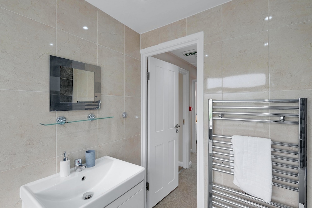 Stylish 4 Bedroom Home in Brightside Ave