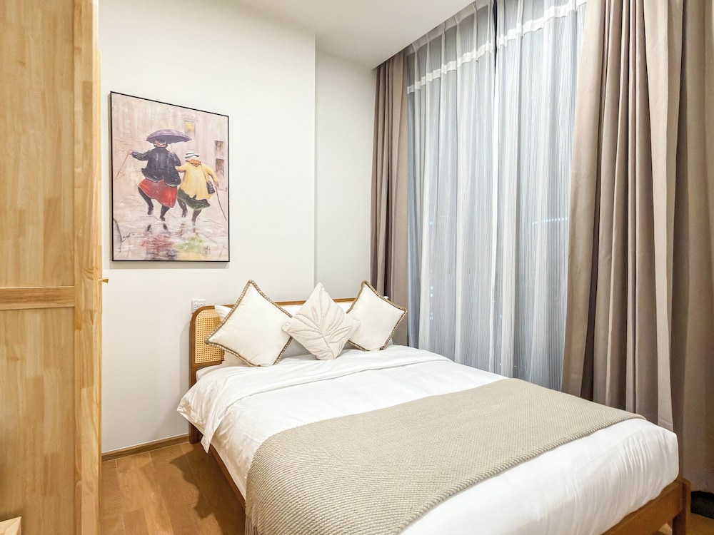 Luxury Downtown Bangkok 2BR 2BA · Sky Pool Gym · 5min Walk to Siam Paragon