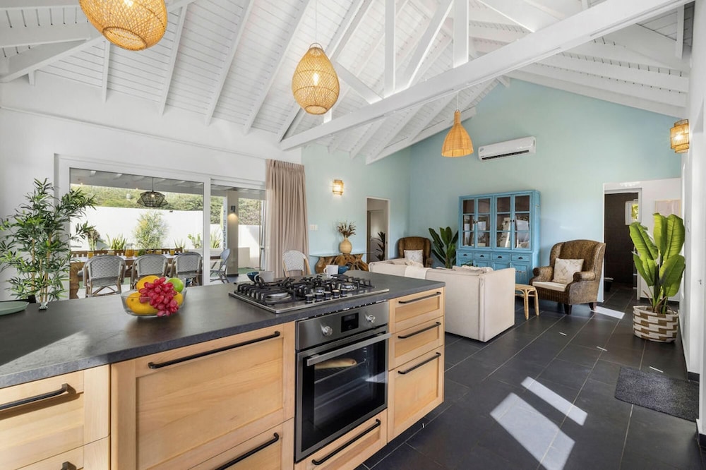 NEW Villa - Beautiful 3BR 2BA With Private Pool