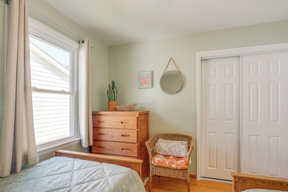 < 1 Mi to Colonial Beach: Coastal Gem w/ 2 Porches