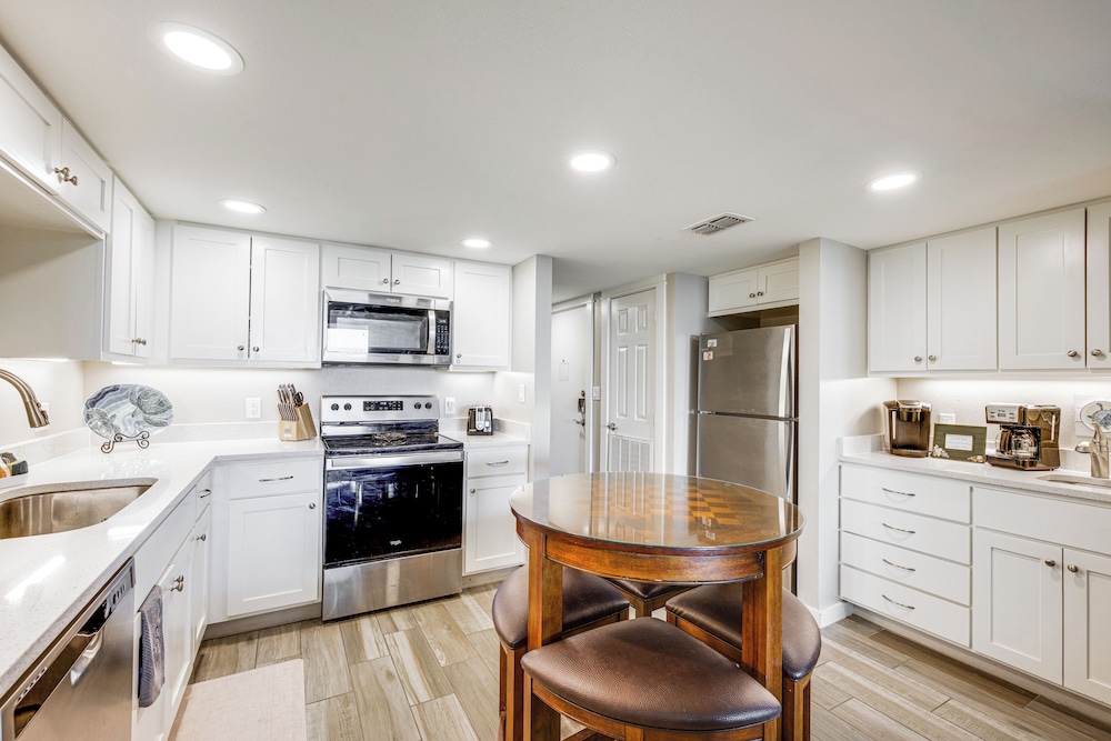Steps to Beach & Boardwalk: Condo in Port Aransas!