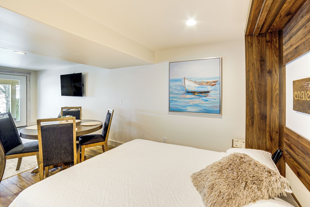 Hot Tub + Fireplace: Waterfront Clark Lake Apt