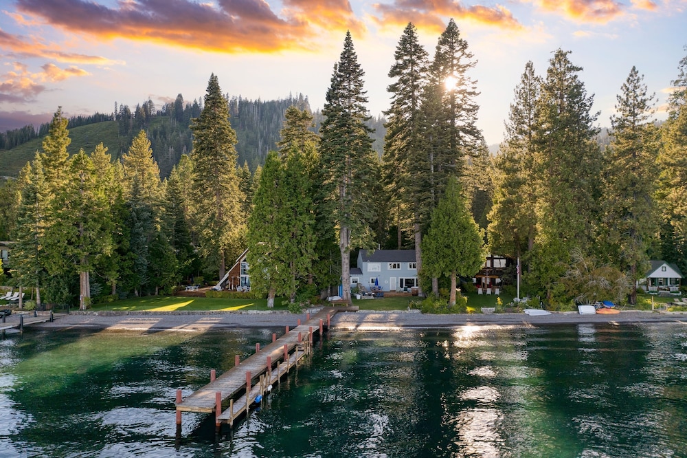 Lakefront Haven by Avantstay Minutes to Ski Resorts Private Dock Boat