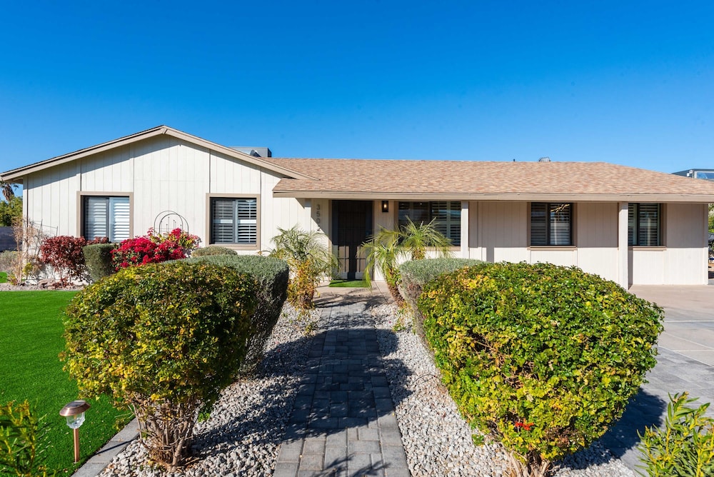 Phoenix 4 BDR Home With Outdoor Entertainment