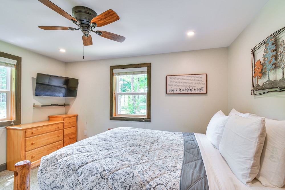 Woodsy 20-acre Retreat w/ Hot Tub in Mancelona