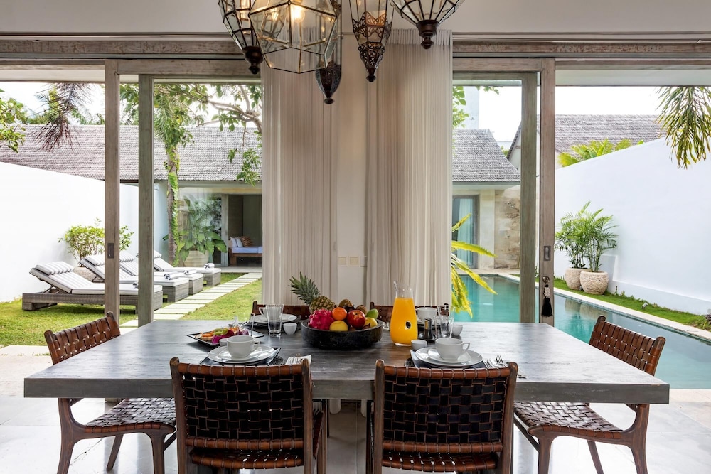 Villa Mia — dining
