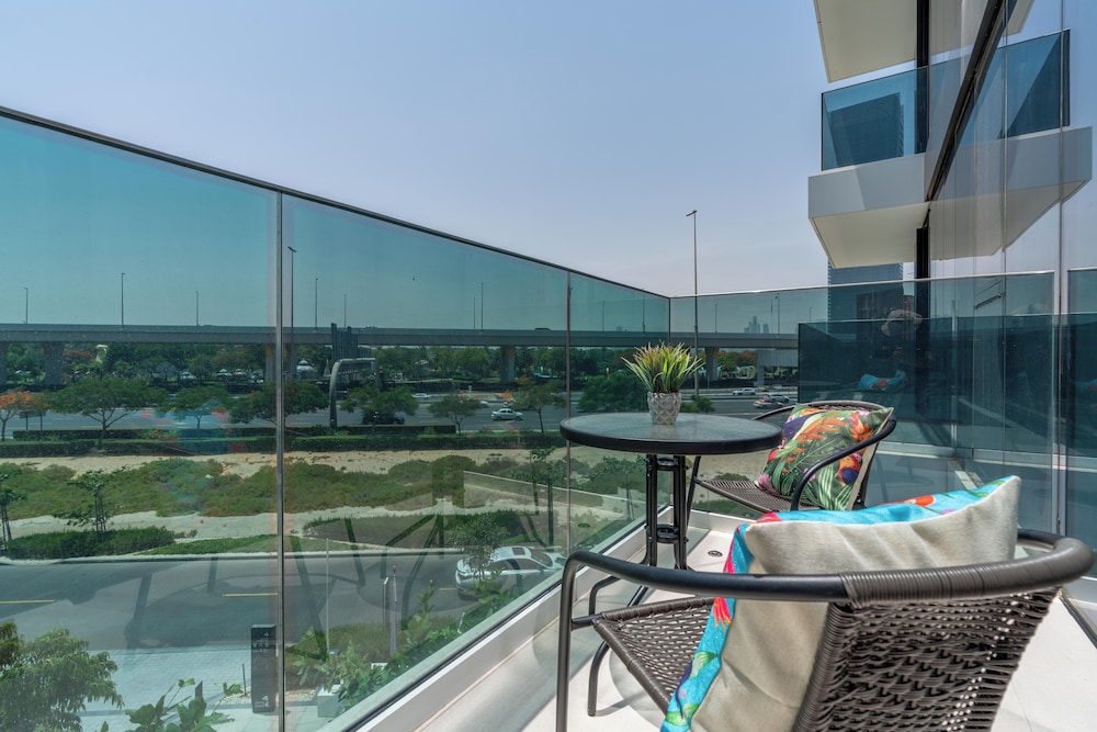 Whitesage - Super Spacious Apt with Dubai Garden Glow Views