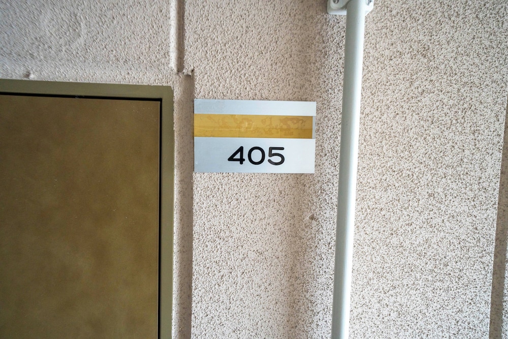 SILK COURT 405