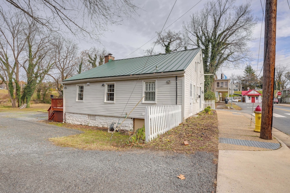 Walk to Beach: Historical Fredericksburg Home