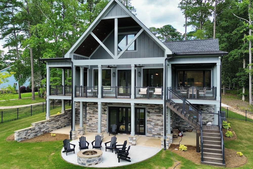 Dock + Views: Spacious Lake Sinclair Retreat