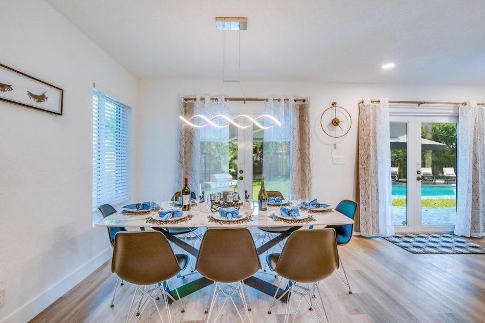 Friendly Fox Luxury Pool & Spa - Near Dt & Beach 4 Bedroom Home