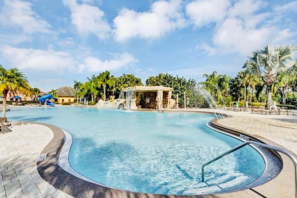 Amazing 4bdr House w Pool - PP