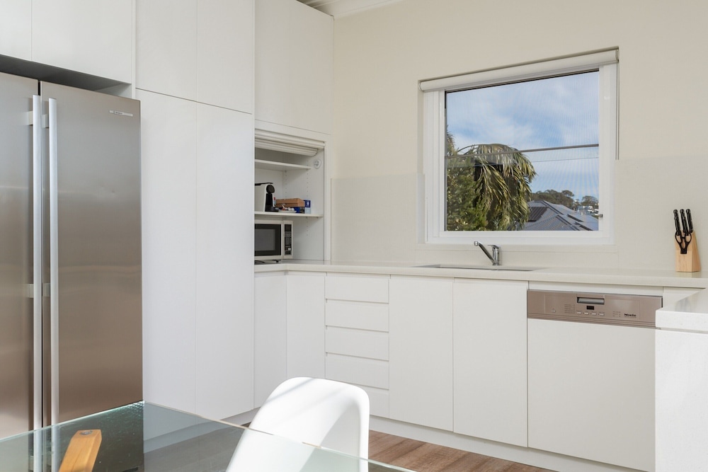 Idyllic 4-bed Home With Alfresco Area Near Beach