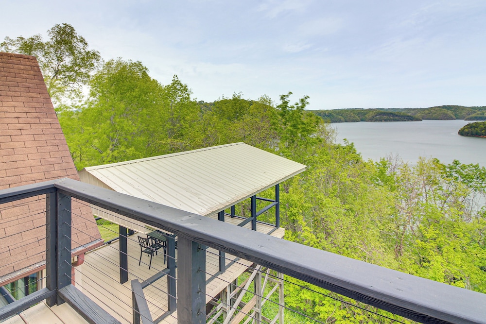 Walk to Marina: Water-view Dale Hollow Lake Escape