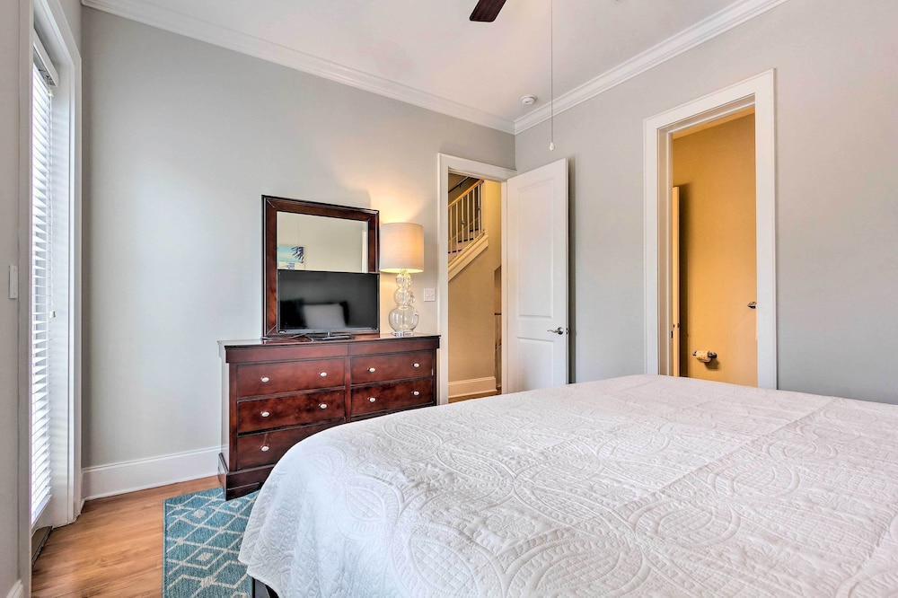 Home Near 30 A: Walk to Beach, Shops & Bicycles!