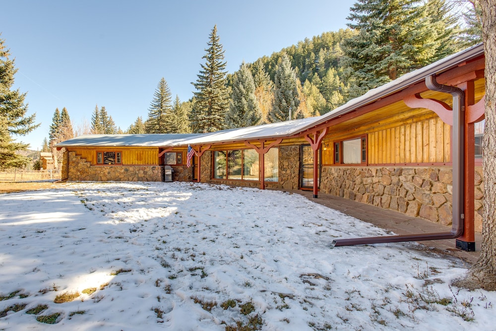 Charming Idaho Springs Retreat on Chicago Creek!