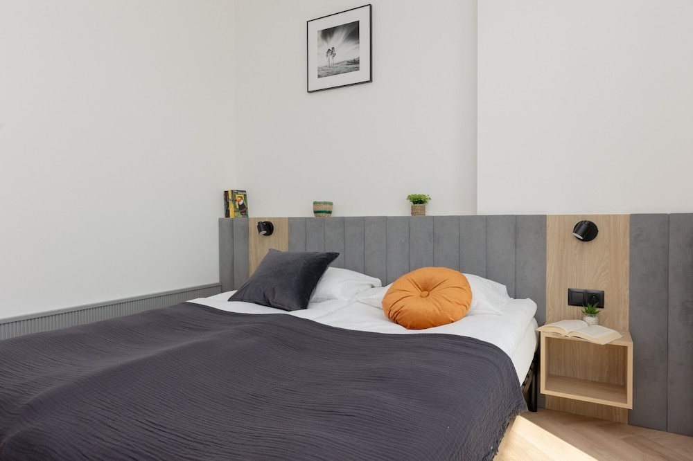 Studios With AC Kasprzaka 29 by Renters view 3
