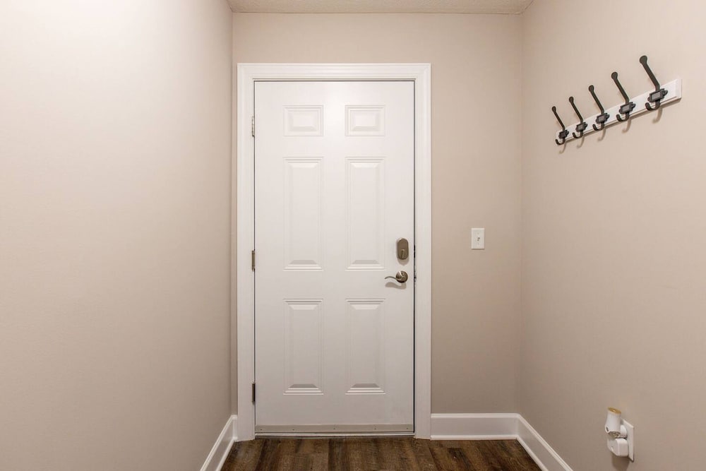Woodland Penthouse 2BR W D Pool Gym Walkable