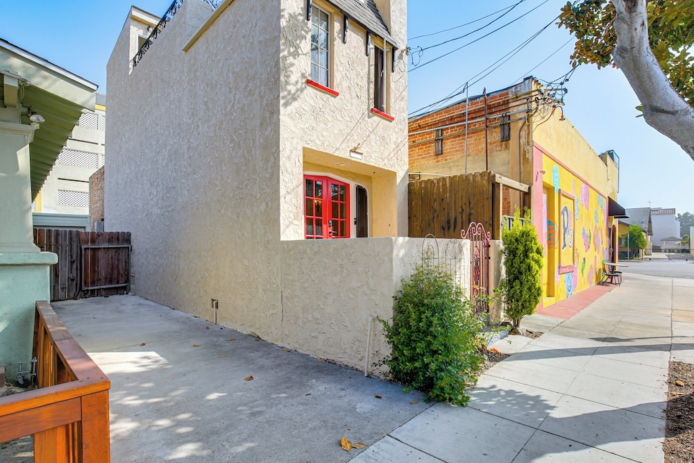1 Mi to Ocean! Home w/ Rooftop Deck in Long Beach