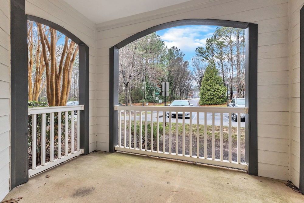 Upscale 1BR Suite to Downtown Raleigh